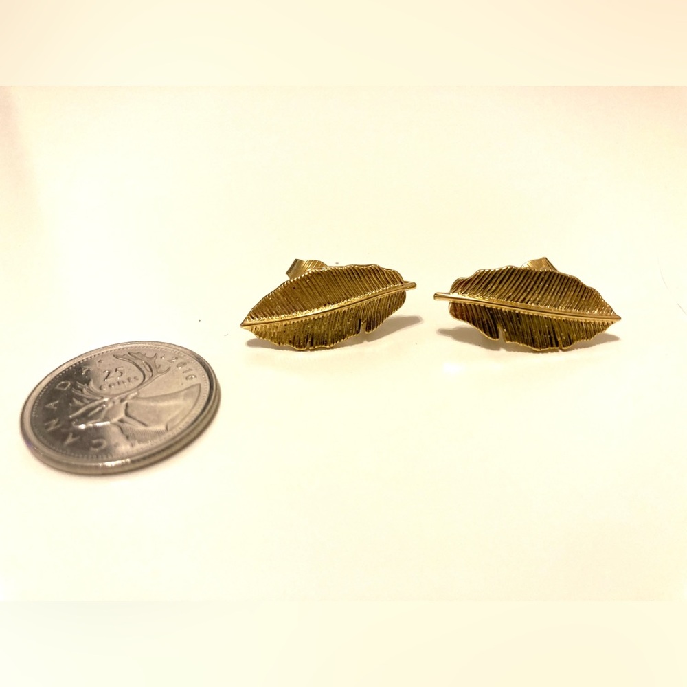 Vintage Trifoli gold colored clip-on leaf earrings - Picture 2 of 6